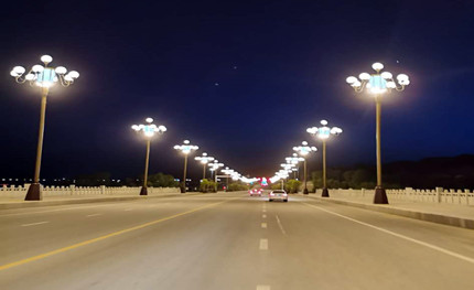 這些景觀路燈，與海東市核心區(qū)的景觀大道如此般配